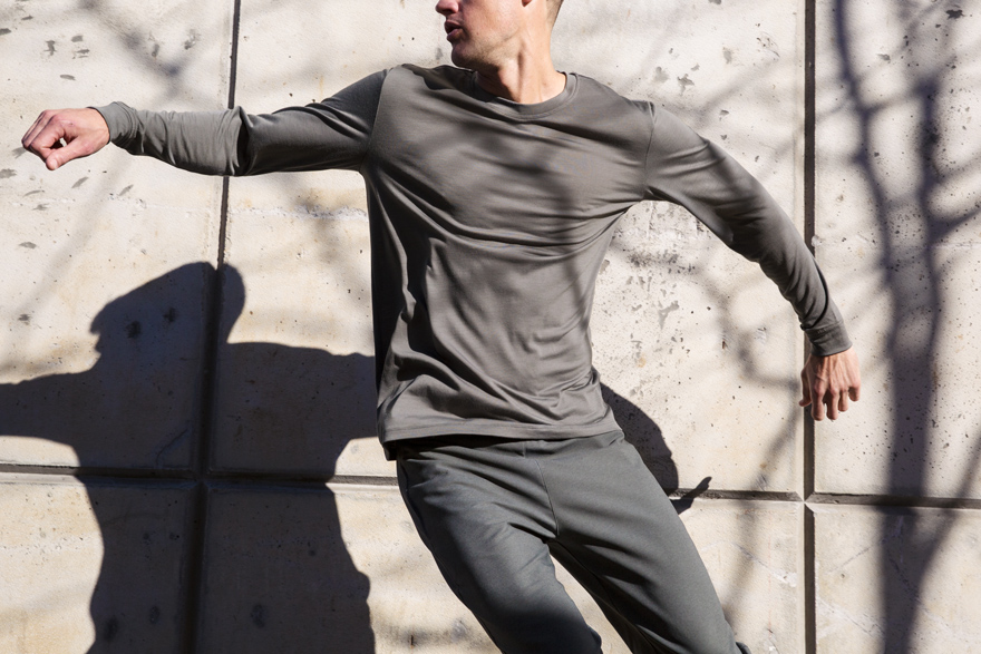 Outlier - Runweight Merino Long Sleeve (Olive drab LS, changing direction)